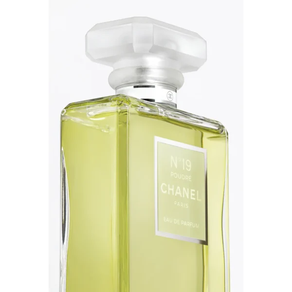 N°19 POUDRÉ EAU DE PARFUM SPRAY - Image 2